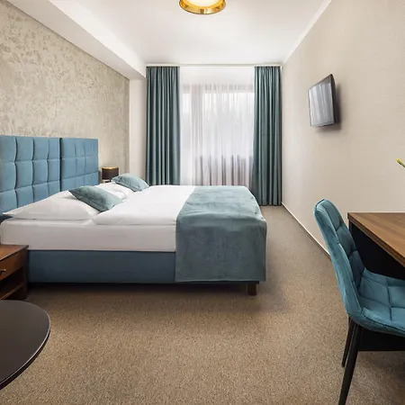 公园酒店 皮耶什佳尼